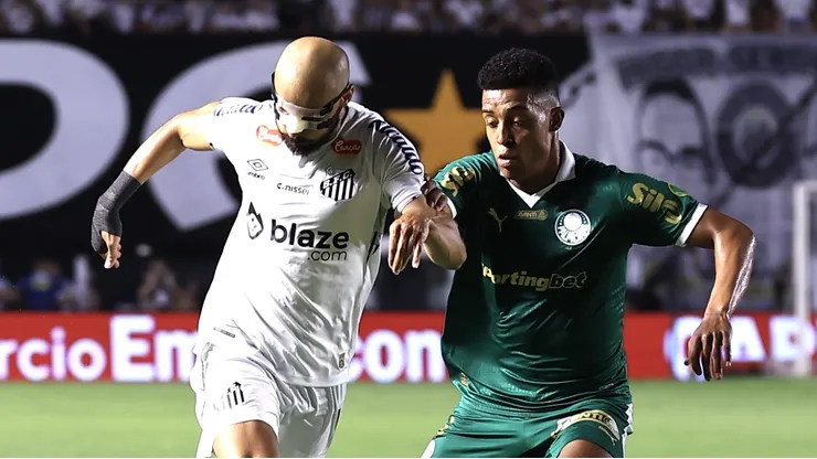 SP - SANTOS - 22/01/2025 - PAULISTA 2025, SANTOS X PALMEIRAS - Thaciano jogador do Santos disputa lance com jogador do Palmeiras durante partida no estadio Vila Belmiro pelo campeonato Paulista 2025. Foto: Marcello Zambrana/AGIF