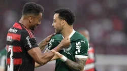 RJ - RIO DE JANEIRO - 19/10/2025 - BRASILEIRO A 2025, FLAMENGO X PALMEIRAS - Danilo jogador do Flamengo disputa lance com Felipe Anderson jogador do Palmeiras durante partida no estadio Maracana pelo campeonato Brasileiro A 2025. Foto: Thiago Ribeiro/AGIF