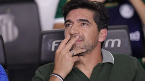 Abel Ferreira, técnico do Palmeiras, durante partida contra o Santos no estadio Vila Belmiro pelo campeonato Paulista 2025. Foto: Ettore Chiereguini/AGIF