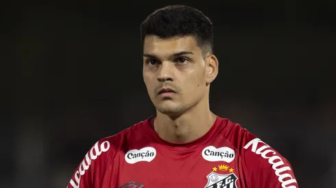 SP - BRAGANCA PAULISTA - 28/09/2025 - BRASILEIRO A 2025, BRAGANTINO X SANTOS - Gabriel Brazao jogador do Santos durante partida contra o Bragantino no estadio Cicero De Souza Marques pelo campeonato Brasileiro A 2025. Foto: Anderson Romao/AGIF