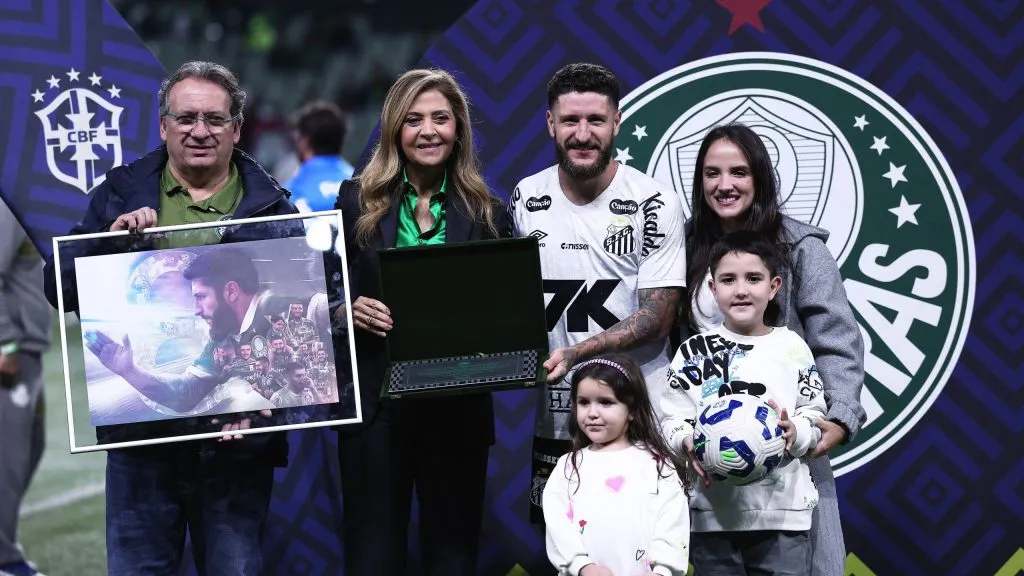 Ze Rafael, jogador do Santos, recebe homenagem do Palmeiras, seu ex clube, antes de partida contra o Verdão no estadio Arena Allianz Parque pelo campeonato Brasileiro A 2025. Foto: Ettore Chiereguini/AGIF