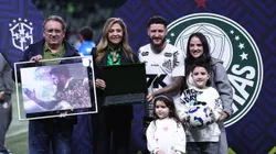 Ze Rafael jogador do Santos recebe homenagem do Palmeiras, seu ex clube, antes de partida contra o Palmeiras no estadio Arena Allianz Parque pelo campeonato Brasileiro A 2025. Foto: Ettore Chiereguini/AGIF