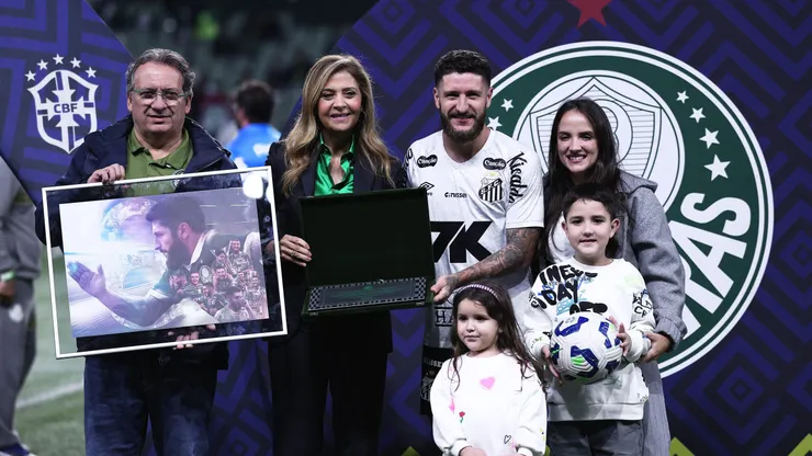 Ze Rafael jogador do Santos recebe homenagem do Palmeiras, seu ex clube, antes de partida contra o Palmeiras no estadio Arena Allianz Parque pelo campeonato Brasileiro A 2025. Foto: Ettore Chiereguini/AGIF