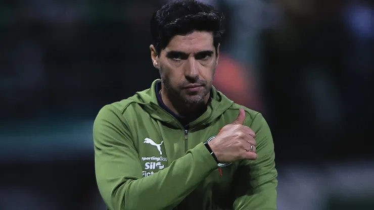 Abel Ferreira técnico do Palmeiras na beira do campo durante partida