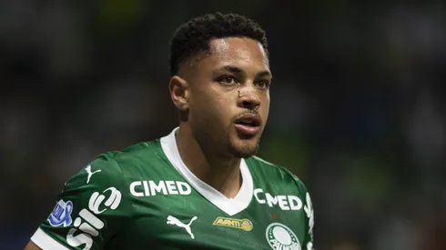 Vitor Roque comemorando um de seus gols