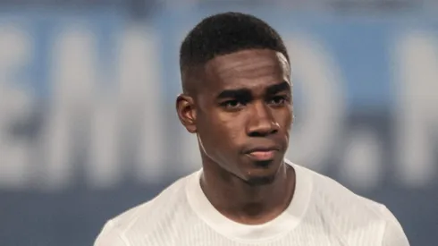 Félix Torres durante partida pelo Timão.