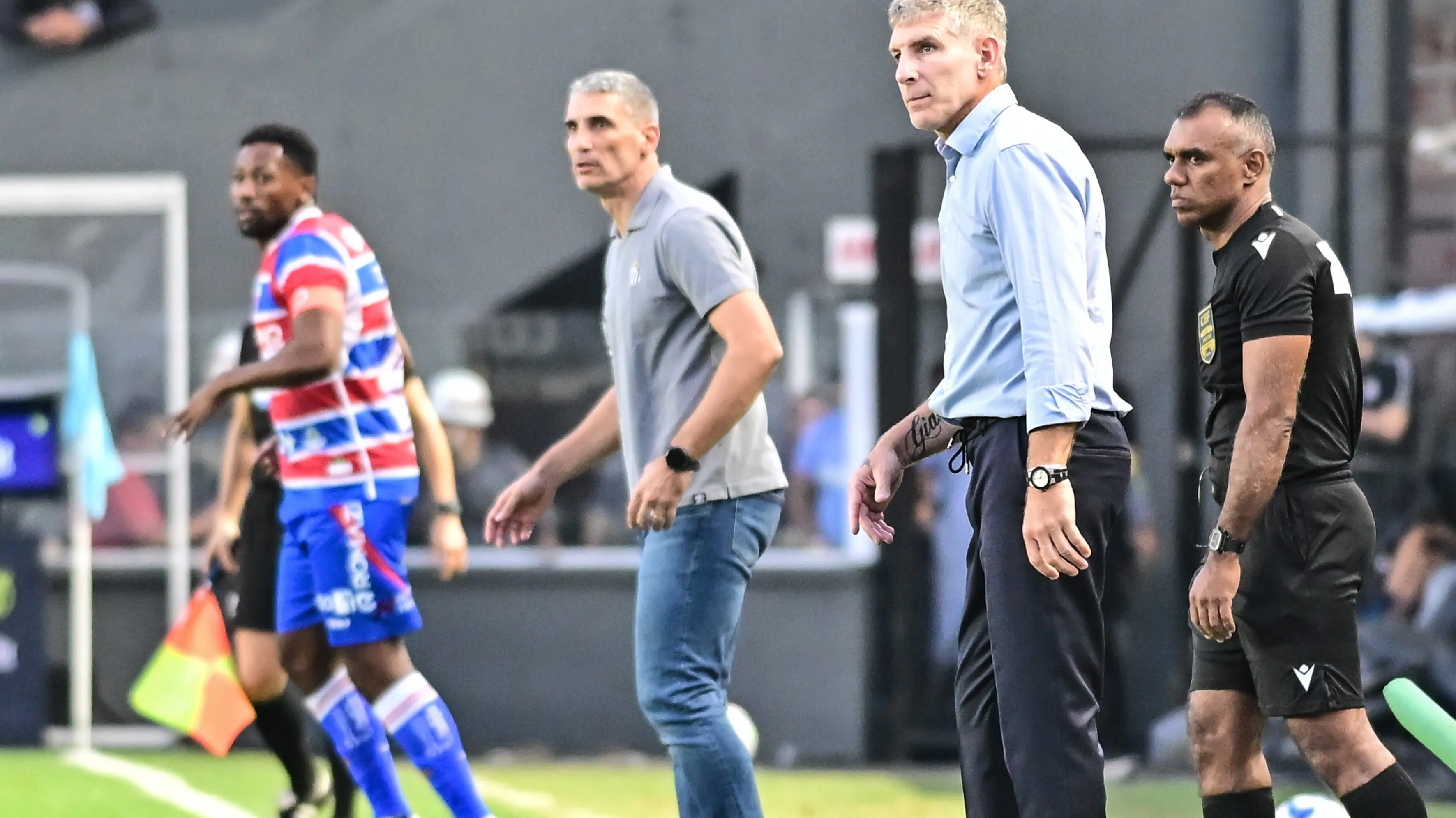 SP – SANTOS – 01/11/2025 – BRASILEIRO A 2025, SANTOS X FORTALEZA – Juan Pablo Vojvoda tecnico do Santos e Martin Palermo do Fortaleza durante partida no estadio Vila Belmiro pelo campeonato Brasileiro A 2025. Foto: Jota Erre/AGIF