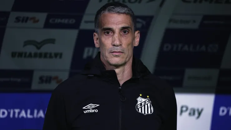SP - SAO PAULO - 06/11/2025 - BRASILEIRO A 2025, PALMEIRAS X SANTOS - Juan Pablo Vojvoda tecnico do Santos durante partida contra o Palmeiras no estadio Arena Allianz Parque pelo campeonato Brasileiro A 2025. Foto: Ettore Chiereguini/AGIF