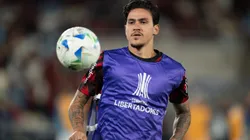 RJ - RIO DE JANEIRO - 22/10/2025 - COPA LIBERTADORES 2025, FLAMENGO X RACING - Pedro jogador do Flamengo durante aquecimento antes da partida contra o Racing no estadio Maracana pelo campeonato Copa Libertadores 2025. Foto: Jorge Rodrigues/AGIF