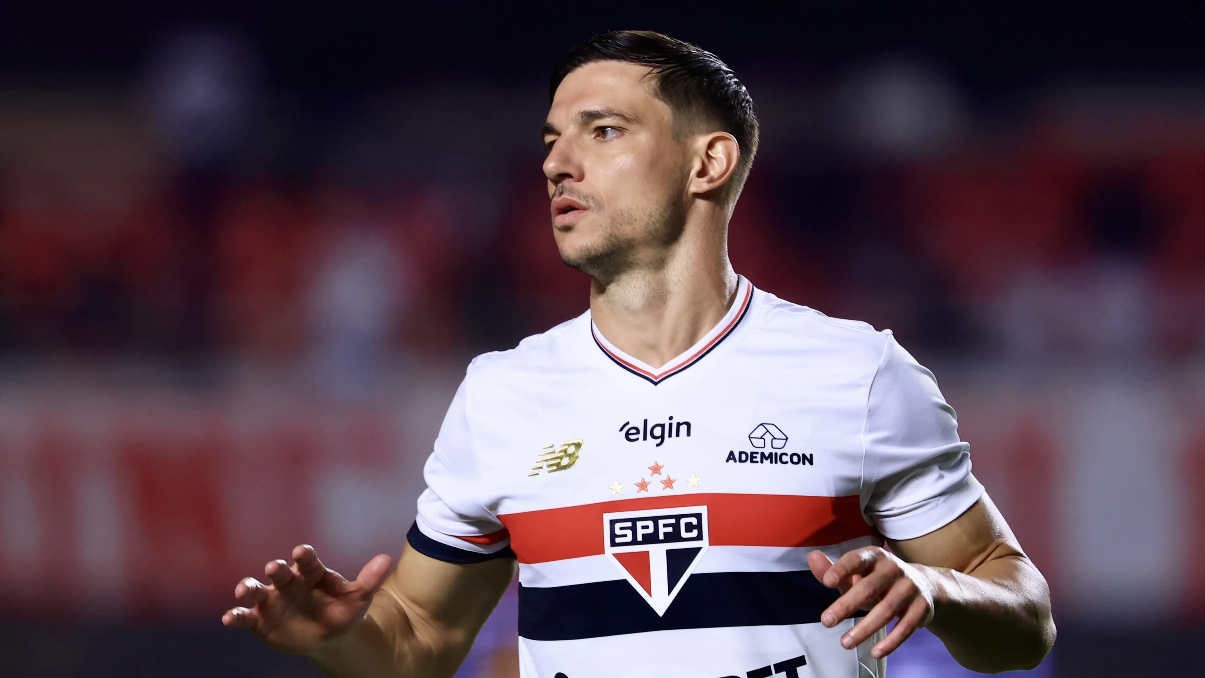 SP – SAO PAULO – 31/07/2025 – COPA DO BRASIL 2025, SAO PAULO X ATHLETICO-PR – Cedric Soares jogador do Sao Paulo durante partida contra o Athletico-PR no estadio Morumbi pelo campeonato Copa Do Brasil 2025. Foto: Marcello Zambrana/AGIF