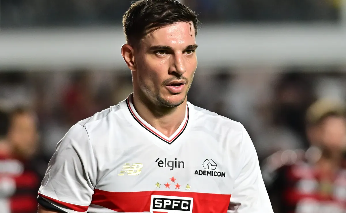 Braga sondou Cédric, mas lateral quer seguir no São Paulo