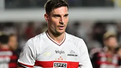 SP - SANTOS - 05/11/2025 - BRASILEIRO A 2025, SAO PAULO X FLAMENGO - Cedric jogador do Sao Paulo durante partida contra o Flamengo no estadio Vila Belmiro pelo campeonato Brasileiro A 2025. Foto: Jota Erre/AGIF