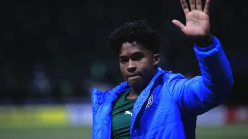 SP - SAO PAULO - 30/05/2024 - COPA LIBERTADORES 2024, PALMEIRAS X SAN LORENZO - Endrick jogador do Palmeiras se despede de sua torcida apos partida contra o San Lorenzo no estadio Arena Allianz Parque pelo campeonato Copa Libertadores 2024. Foto: Ettore Chiereguini/AGIF