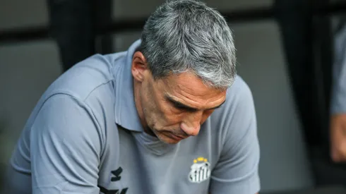 Juan Vojvoda tecnico do Santos durante partida contra o Atletico-MG no estadio Arena MRV pelo campeonato Brasileiro A 2025. Foto: Gilson Lobo/AGIF