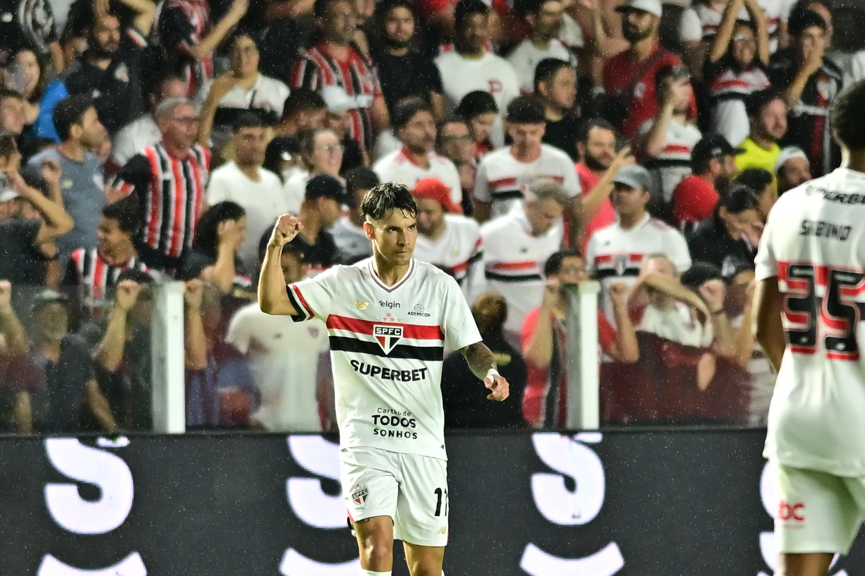 Ferreira comemora seu gol contra o Flamengo. Foto: Jota Erre/AGIF