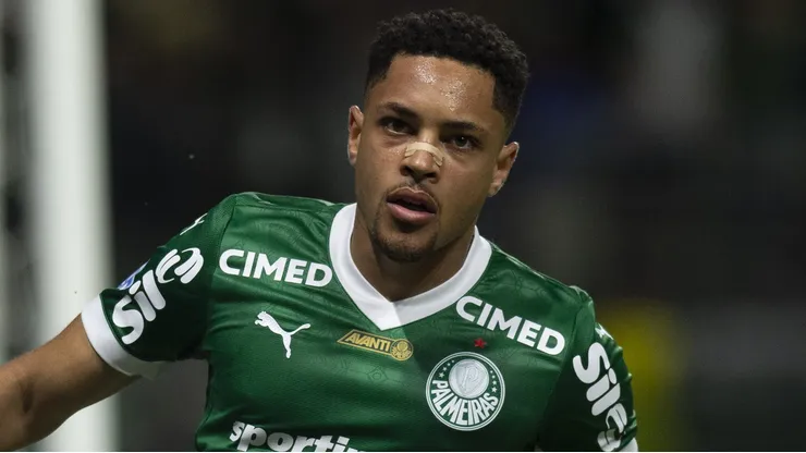 Vitor Roque brilhou ao marcar dois gols contra o Santos em vitória no Allianz Parque