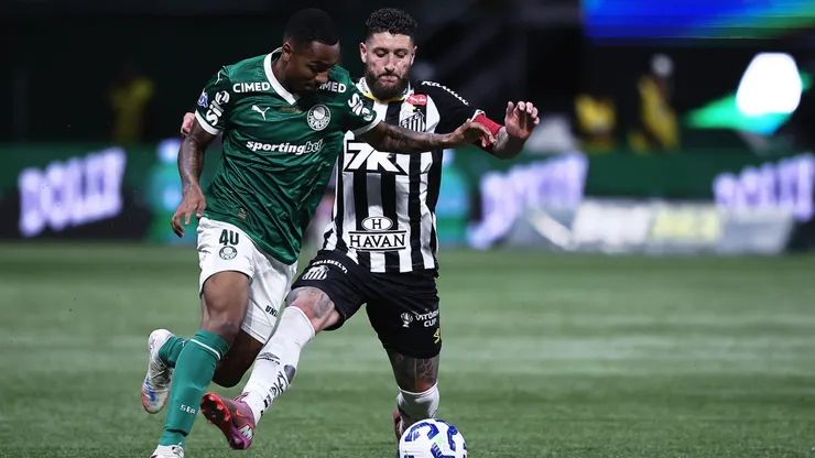 Allan, jogador do Palmeiras, disputa lance com Zé Rafael, jogador do Santos durante partida no estadio Arena Allianz Parque pelo campeonato Brasileiro A 2025. Foto: Ettore Chiereguini/AGIF