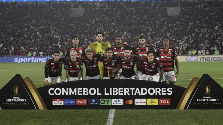 RIO DE JANEIRO, BRAZIL - OCTOBER 22: Players of Flamengo pose for a team photo the Copa CONMEBOL Libertadores 2025 first-leg semi-final match between Flamengo and Racing Club at Maracana Stadium on October 22, 2025 in Rio de Janeiro, Brazil. (Photo by Dhavid Normando/Getty Images)