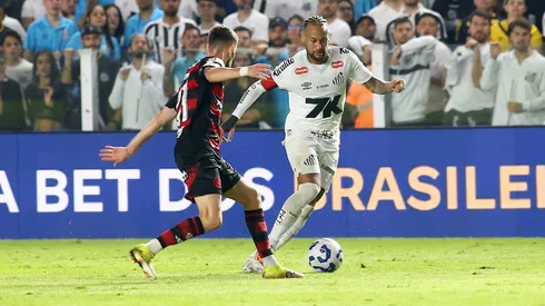Neymar Jr, jogador do Santos, durante partida contra o Flamengo no estadio Vila Belmiro pelo campeonato Brasileiro A 2025. Foto: Mauricio De Souza/AGIF