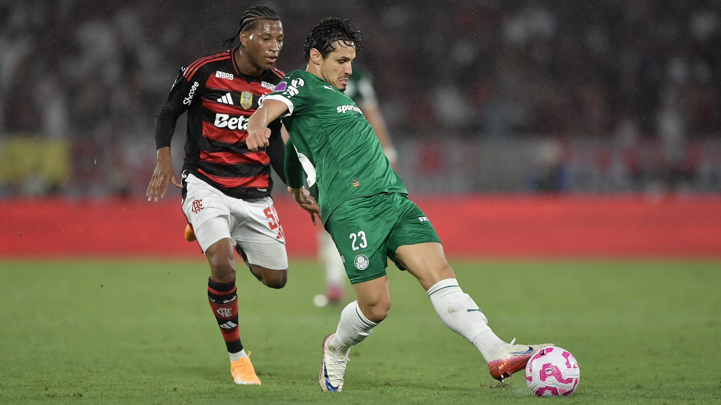 RJ – RIO DE JANEIRO – 19/10/2025 – BRASILEIRO A 2025, FLAMENGO X PALMEIRAS – Raphael Veiga jogador do Palmeiras durante partida contra o Flamengo no estadio Maracana pelo campeonato Brasileiro A 2025. Foto: Thiago Ribeiro/AGIF