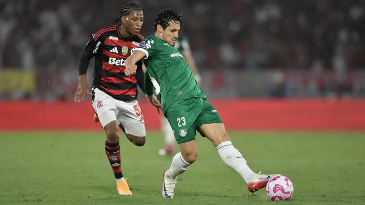 RJ - RIO DE JANEIRO - 19/10/2025 - BRASILEIRO A 2025, FLAMENGO X PALMEIRAS - Raphael Veiga jogador do Palmeiras durante partida contra o Flamengo no estadio Maracana pelo campeonato Brasileiro A 2025. Foto: Thiago Ribeiro/AGIF