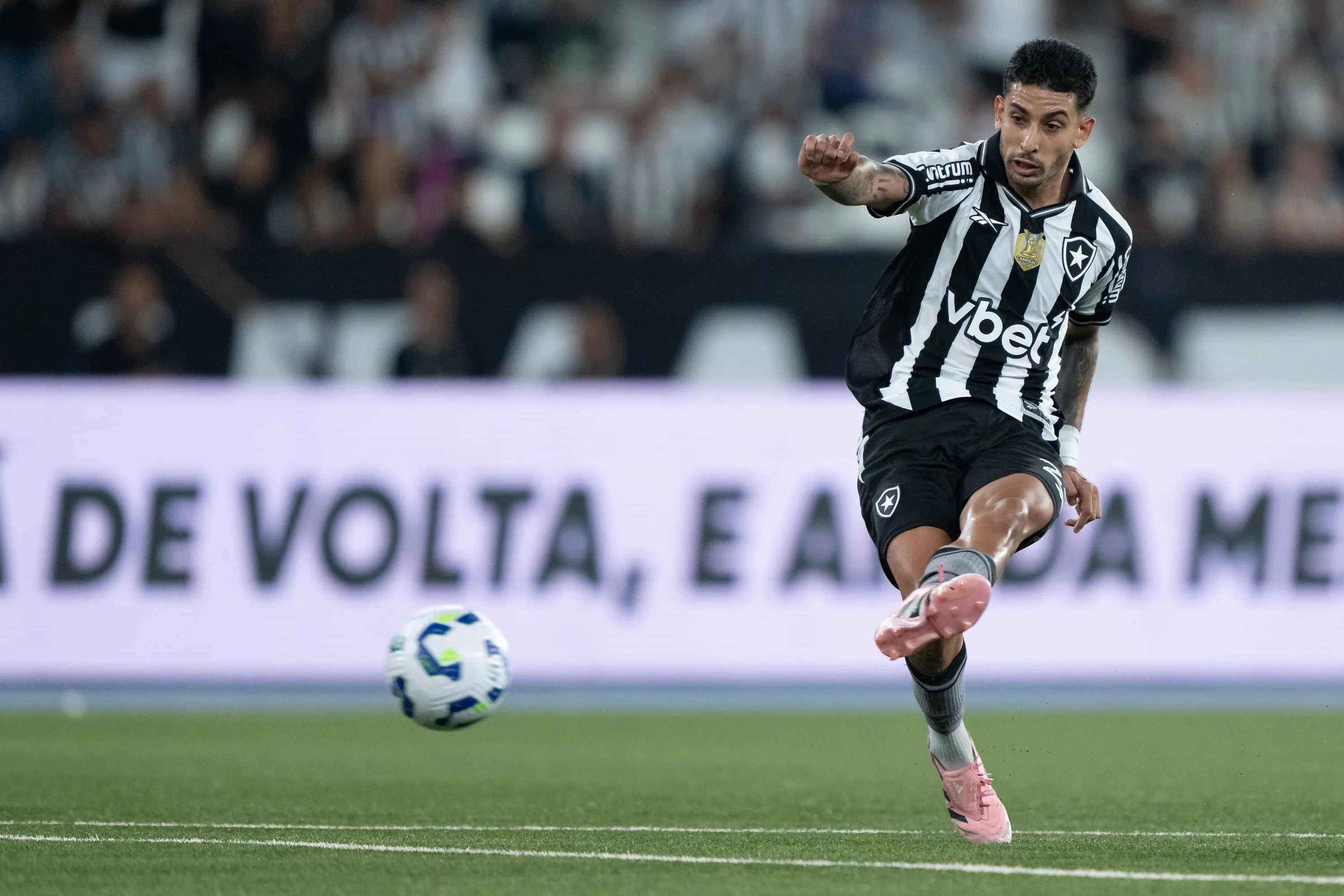 Santi Rodríguez é um dos jogadores pendurados no Botafogo. Foto: Jorge Rodrigues/AGIF