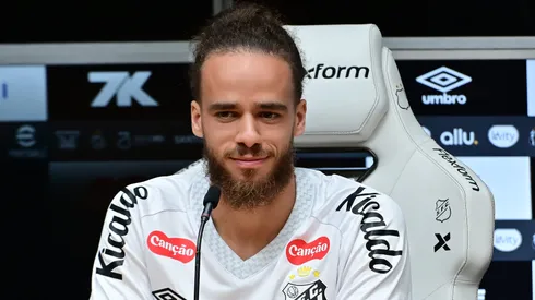 Billal Brahimi em sua apresentação pelo Santos. Foto: Jota Erre/AGIF