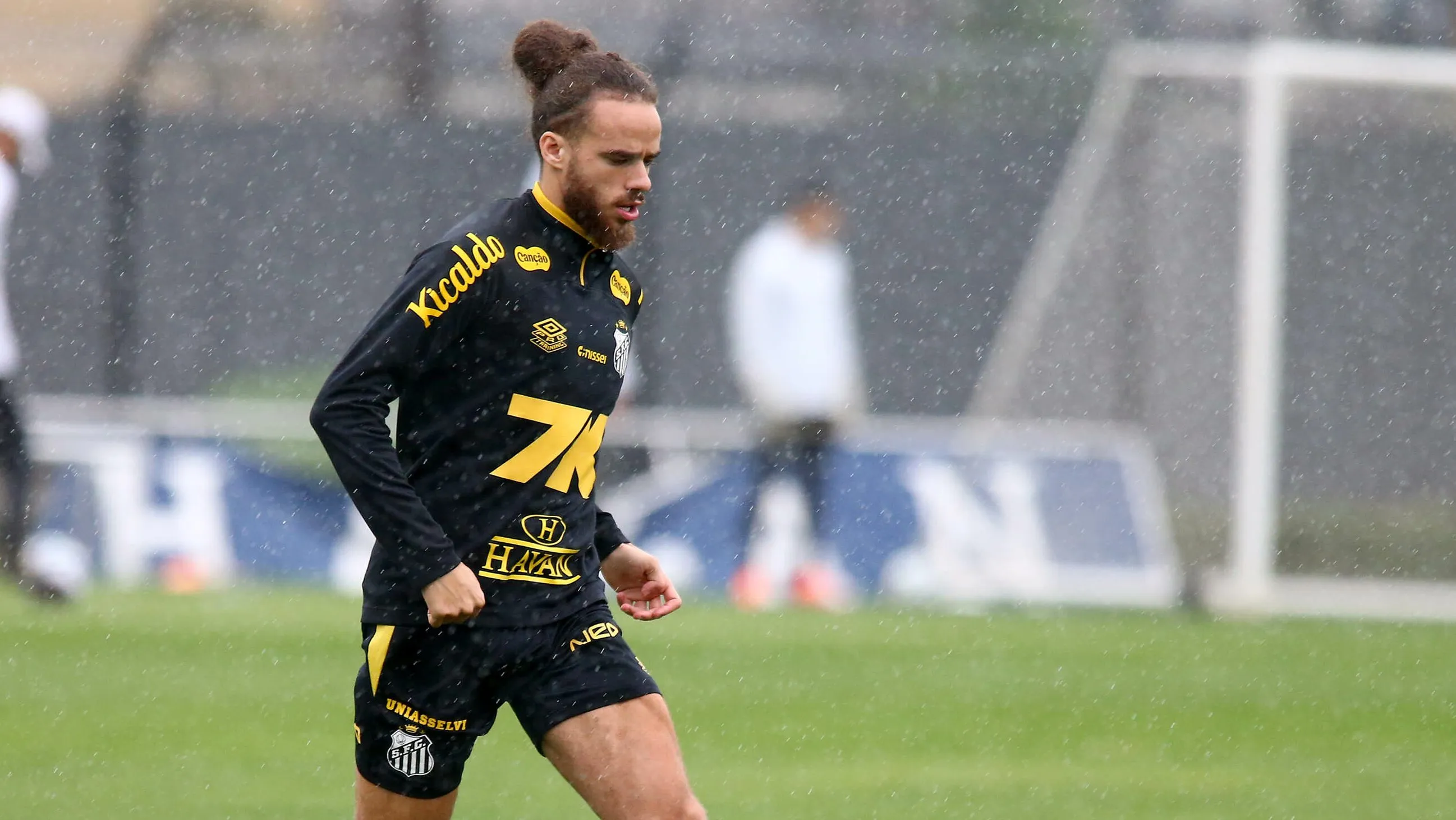 Billal Brahimi em treinamento no CT Rei Pelé. Foto: Mauricio De Souza/AGIF