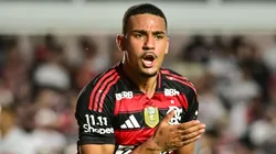 Samuel Lino jogador do Flamengo comemora seu gol durante partida contra o Sao Paulo no estadio Vila Belmiro pelo campeonato Brasileiro A 2025. Foto: Jota Erre/AGIF