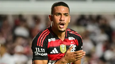 Samuel Lino jogador do Flamengo comemora seu gol durante partida contra o Sao Paulo no estadio Vila Belmiro pelo campeonato Brasileiro A 2025. Foto: Jota Erre/AGIF