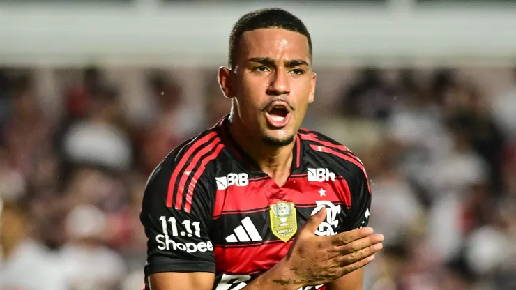 Samuel Lino jogador do Flamengo comemora seu gol durante partida contra o Sao Paulo no estadio Vila Belmiro pelo campeonato Brasileiro A 2025. Foto: Jota Erre/AGIF