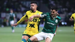 Sosa jogador do Palmeiras disputa lance com Lucas Ramos jogador do Mirassol durante partida no estadio Arena Allianz Parque pelo campeonato Brasileiro A 2025. Foto: Ettore Chiereguini/AGIF