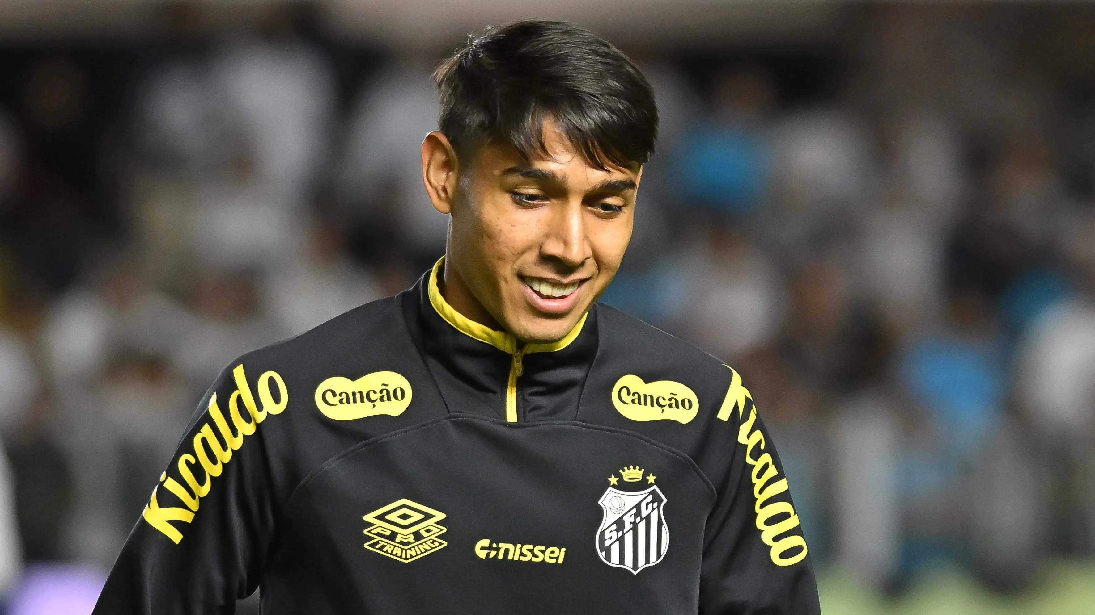 Alexis Duarte jogador do Santos durante aquecimento antes da partida contra o Vitoria no estadio Vila Belmiro pelo campeonato Brasileiro A 2025. Foto: Jota Erre/AGIF