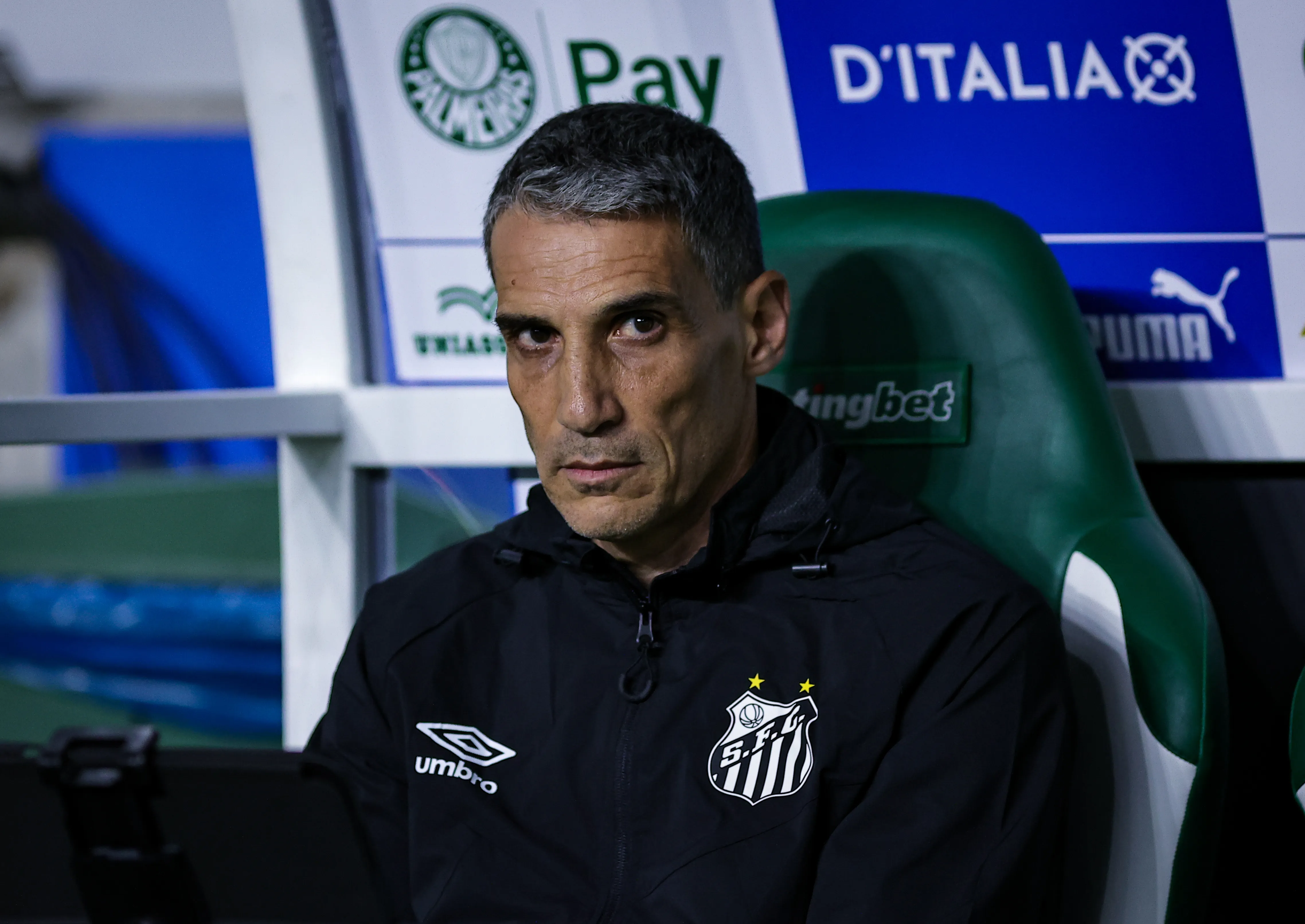 Juan Pablo Vojvoda tecnico do Santos durante partida contra o Palmeiras no estadio Arena Allianz Parque pelo campeonato Brasileiro A 2025.    Foto: Fabio Giannelli/AGIF