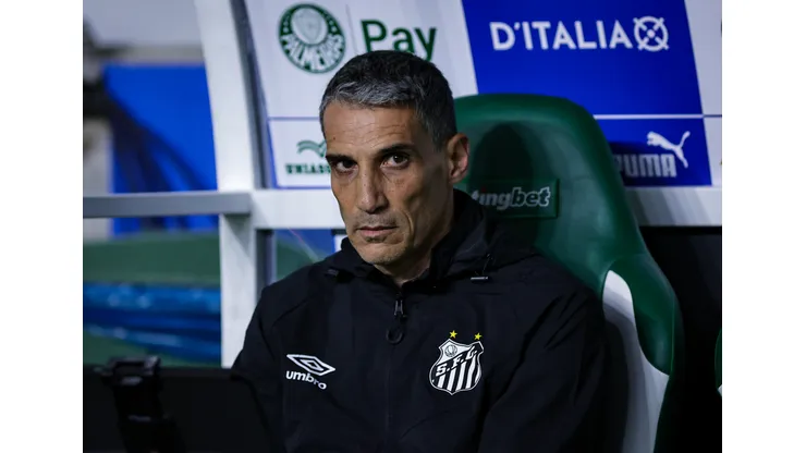 Juan Pablo Vojvoda tecnico do Santos durante partida contra o Palmeiras no estadio Arena Allianz Parque pelo campeonato Brasileiro A 2025. Foto: Fabio Giannelli/AGIF