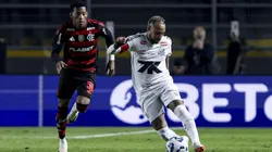 SANTOS, BRAZIL - JULY 16: Neymar of Santos controls the ball in front of Gonzalo Plata of Flamengo during the Brasileirao 2025 match between Santos and Flamengo at Urbano Caldeira Stadium (Vila Belmiro) on July 16, 2025 in Santos, Brazil. (Photo by Ricardo Moreira/Getty Images)