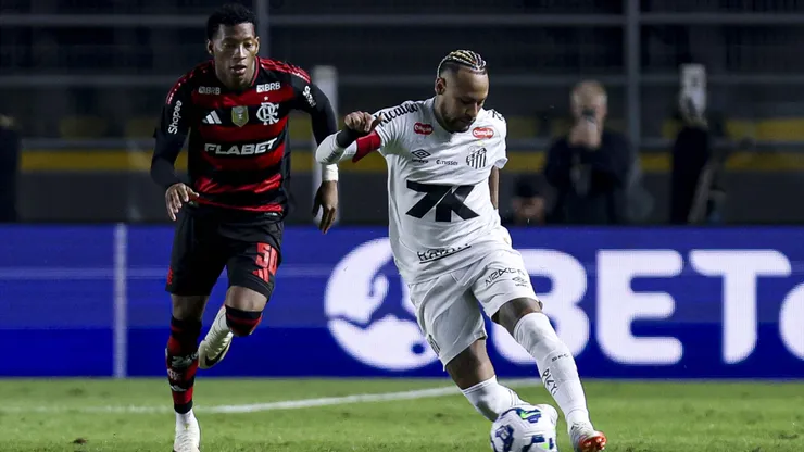 SANTOS, BRAZIL - JULY 16: Neymar of Santos controls the ball in front of Gonzalo Plata of Flamengo during the Brasileirao 2025 match between Santos and Flamengo at Urbano Caldeira Stadium (Vila Belmiro) on July 16, 2025 in Santos, Brazil. (Photo by Ricardo Moreira/Getty Images)