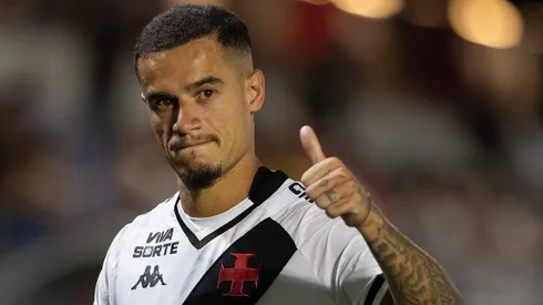 SP - BRAGANCA PAULISTA - 26/10/2025 - BRASILEIRO A 2025, BRAGANTINO X VASCO - Coutinho, Jogador do Vasco comemora vitoria ao final da partida contra o Bragantino no estadio Cicero De Souza Marques pelo campeonato Brasileiro A 2025. Foto: Joisel Amaral/AGIF