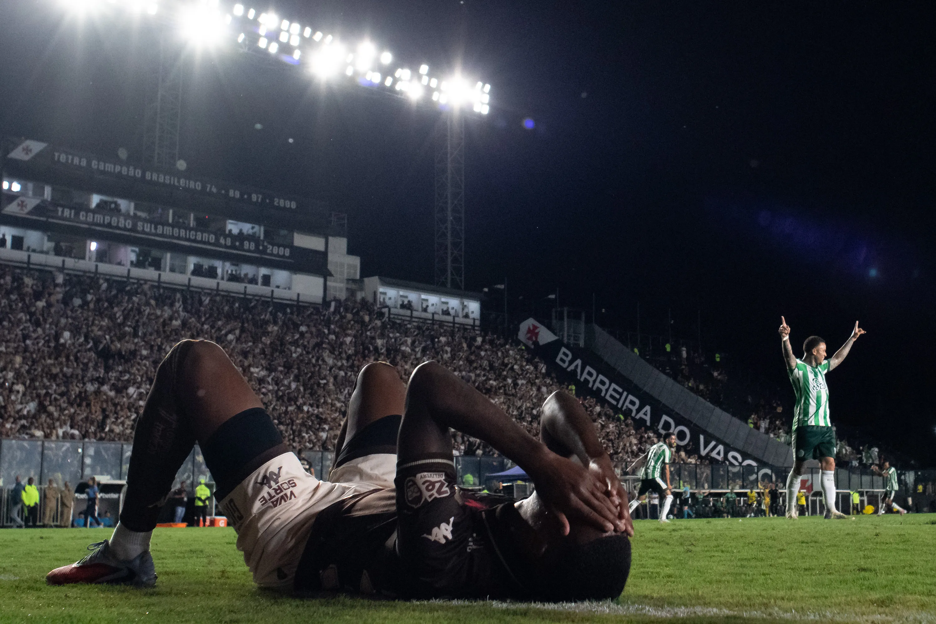 RJ – RIO DE JANEIRO – 08/11/2025 – BRASILEIRO A 2025, VASCO X JUVENTUDE – Robert Renan jogador do Vasco durante partida contra o Juventude no estadio Sao Januario pelo campeonato Brasileiro A 2025. Foto: Jorge Rodrigues/AGIF