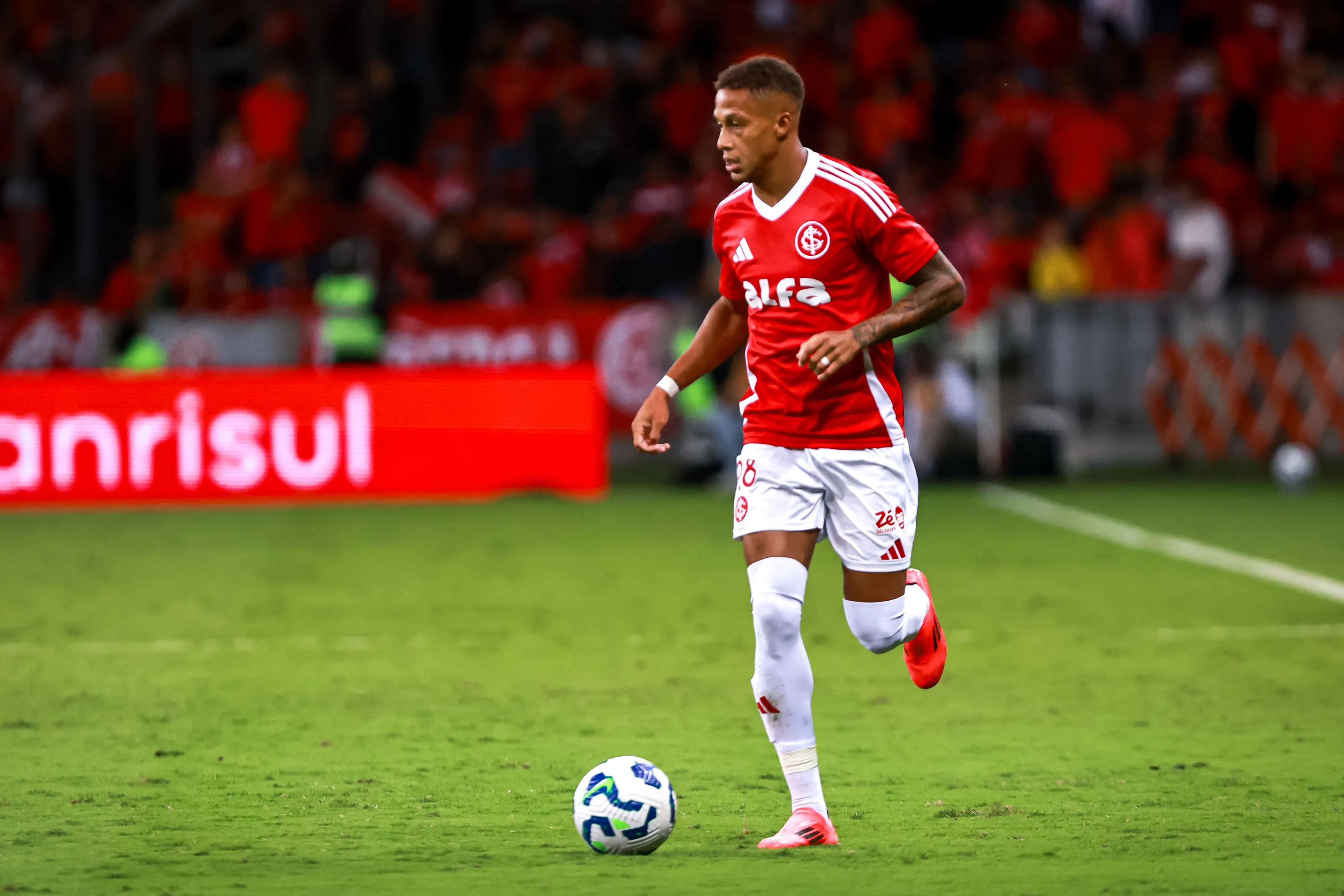 Vitinho marcou dois gols diante do Bahia. Foto: Maxi Franzoi/AGIF