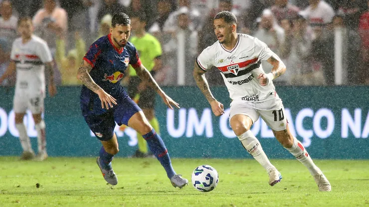 SP - SANTOS - 08/11/2025 - BRASILEIRO A 2025, SAO PAULO X BRAGANTINO - Luciano jogador do Sao Paulo durante partida contra o Bragantino no estadio Vila Belmiro pelo campeonato Brasileiro A 2025. Foto: Mauricio De Souza/AGIF