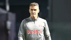 Mancini durante partida na Baixada Santista