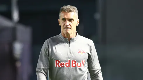 Mancini durante partida na Baixada Santista