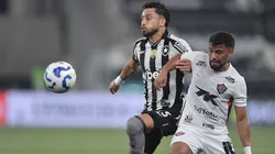 Alex Telles durante o último duelo entre Botafogo e Vitória - Foto: Thiago Ribeiro/AGIF