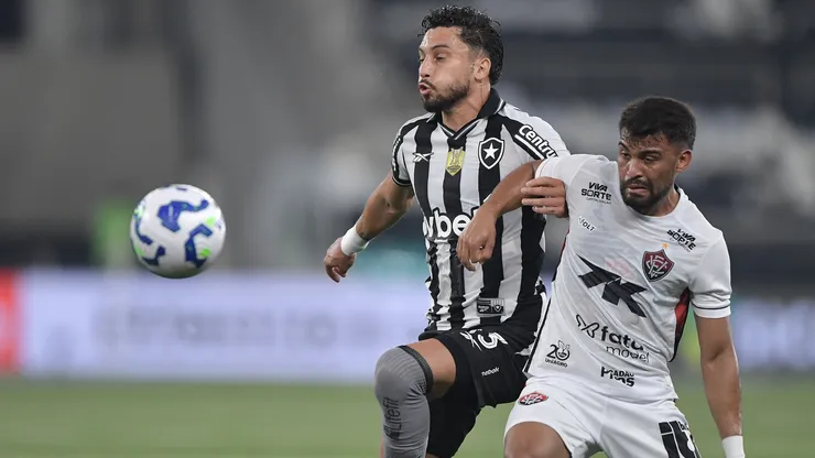 Alex Telles durante o último duelo entre Botafogo e Vitória - Foto: Thiago Ribeiro/AGIF