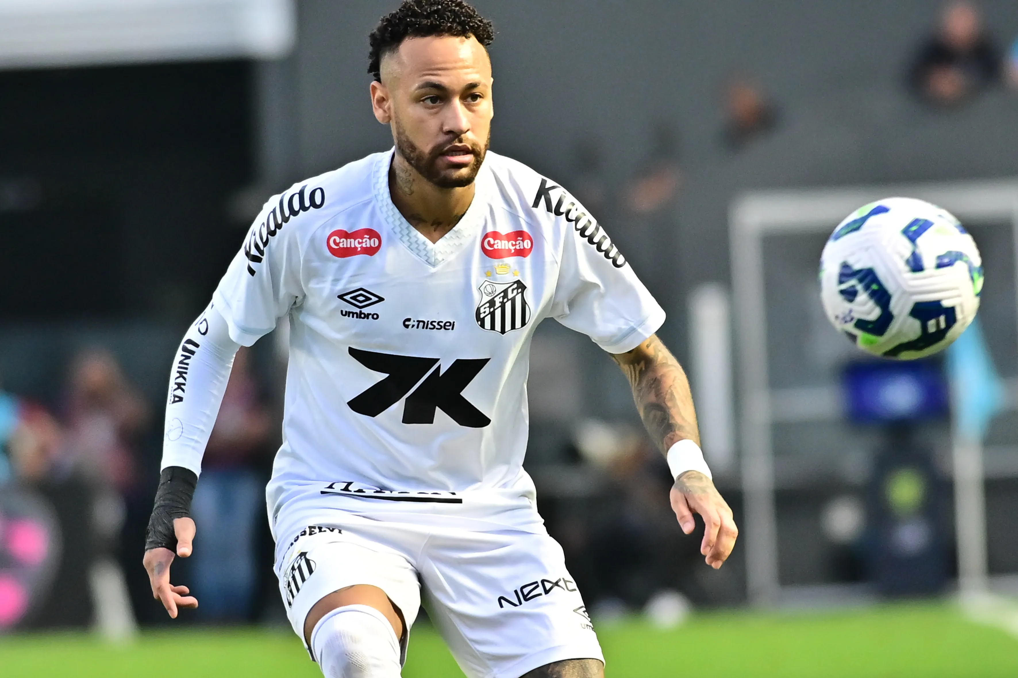 Neymar Jr jogador do Santos durante partida contra o Fortaleza no estadio Vila Belmiro pelo campeonato Brasileiro A 2025.  Foto: Jota Erre/AGIF