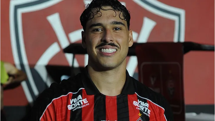BA - SALVADOR - 05/11/2025 - BRASILEIRO A 2025, VITORIA X INTERNACIONAL - Lucas Halter jogador do Vitoria durante partida contra o Internacional no estadio Barradao pelo campeonato Brasileiro A 2025. Foto: Jhony Pinho/AGIF