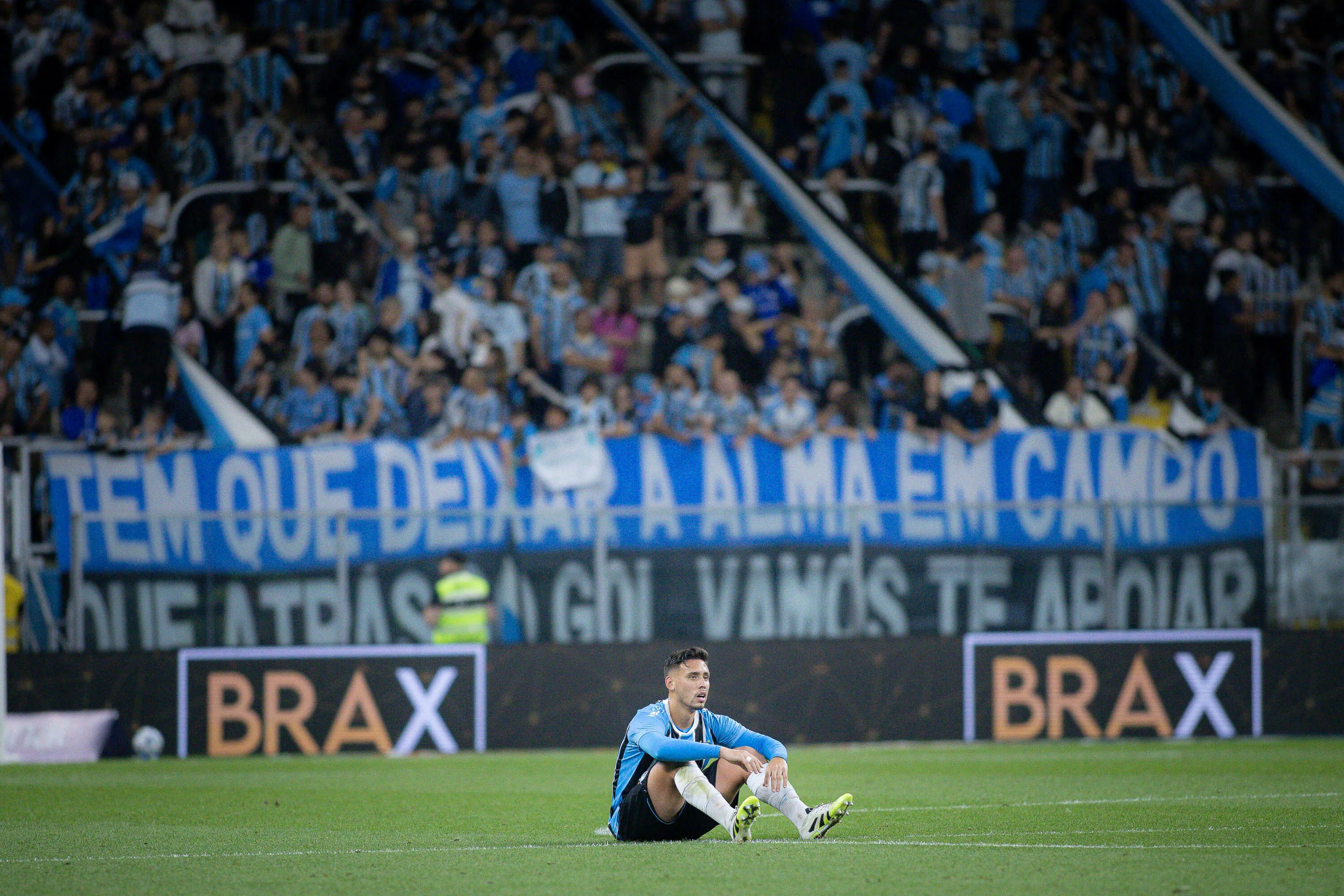 Erick Noriega jogador do Gremio lamenta derrota ao final da partida contra o Cruzeiro no estadio Arena do Gremio pelo campeonato Brasileiro A 2025. Foto: Maxi Franzoi/AGIF