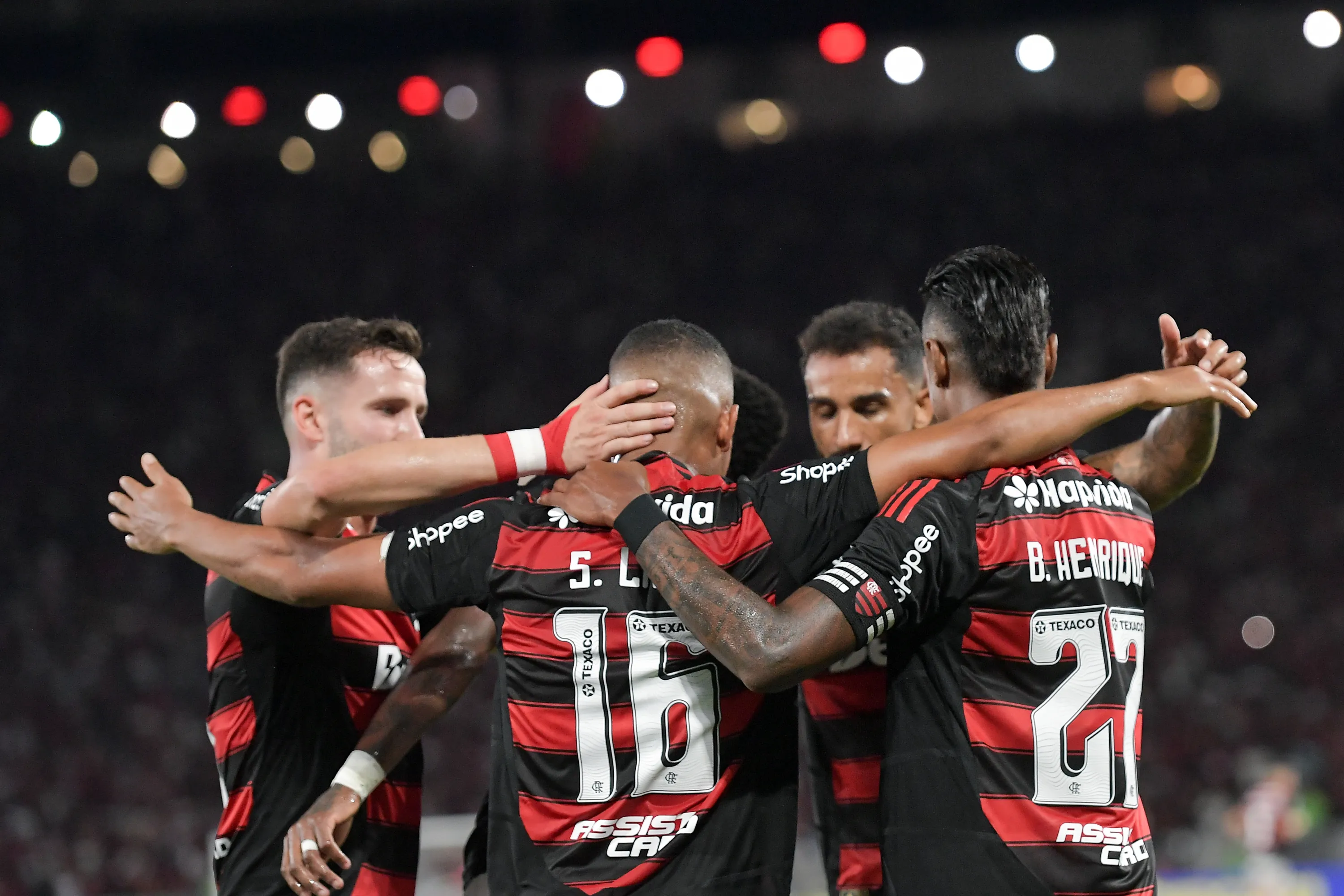 Bruno Henrique jogador do Flamengo comemora seu gol com jogadores do seu time durante partida contra o Sport no estadio Maracana pelo campeonato Brasileiro A 2025. Foto: Thiago Ribeiro/AGIF