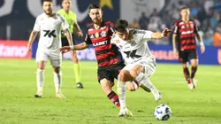 Alvaro Barreal jogador do Santos durante partida contra o Flamengo no estadio Vila Belmiro pelo campeonato Brasileiro A 2025. Foto: Mauricio De Souza/AGIF